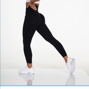 New with tag NVGTN Black Solid Seamless Leggings M